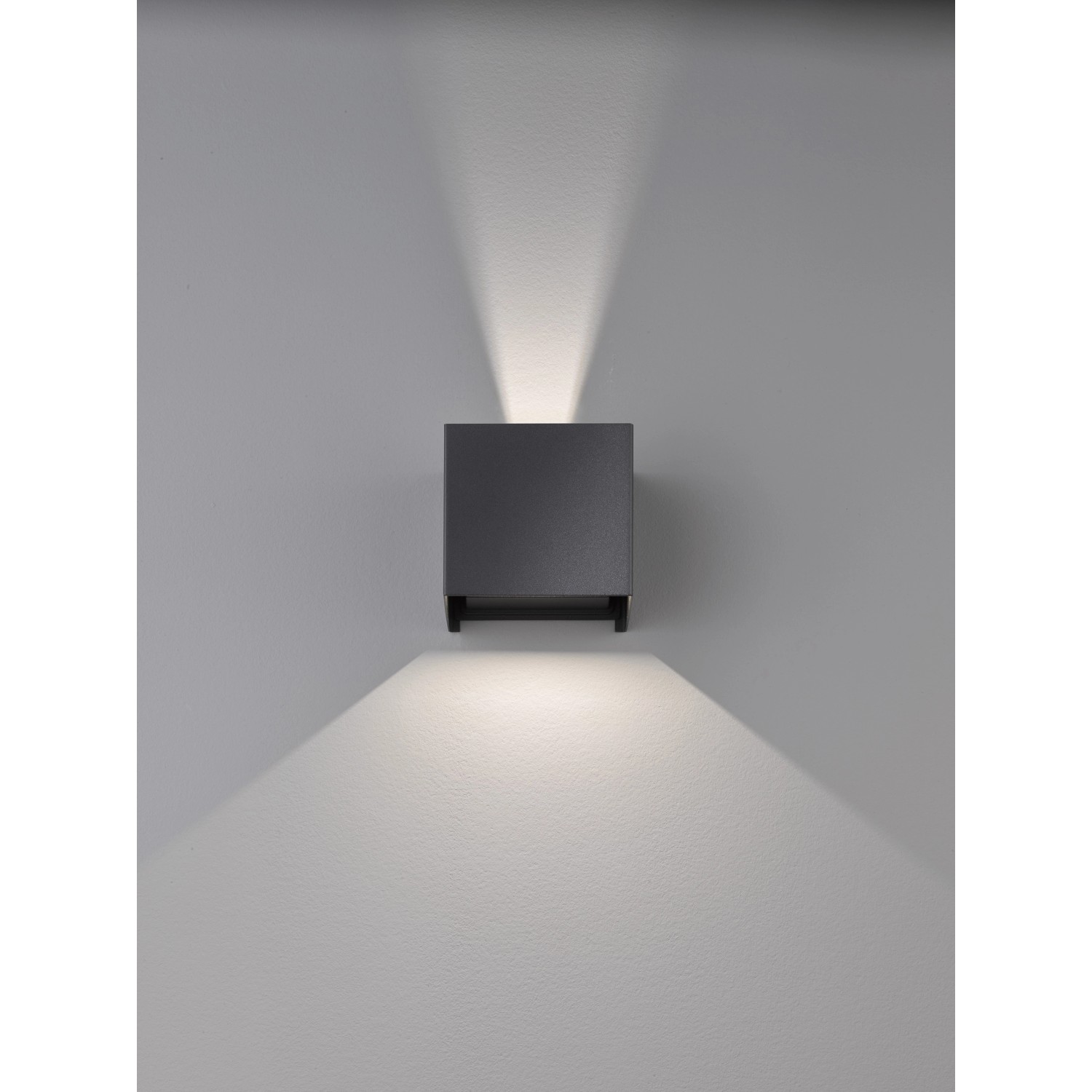 Moderne, eckige LED-Wandleuchte Wall von Fischer & Honsel, schwarz, mit Lichteffekt nach oben und unten.