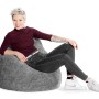 Frau sitzt entspannt im mittelgrauen Sitting Point Sitzsack Fluffy (220 l).