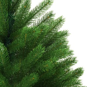 Detailaufnahme eines grünen, künstlichen Weihnachtsbaums (240 cm) mit naturgetreuen Nadeln.