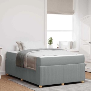 Modernes vidaXL Bett mit hellgrauem Stoffrahmen, Matratze, Holzfüßen, 120x200 cm, im Schlafzimmer.
