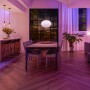 Wohnraum mit Philips Hue Leuchten und Wandschalter Modul für Smart Home Lichtsteuerung.