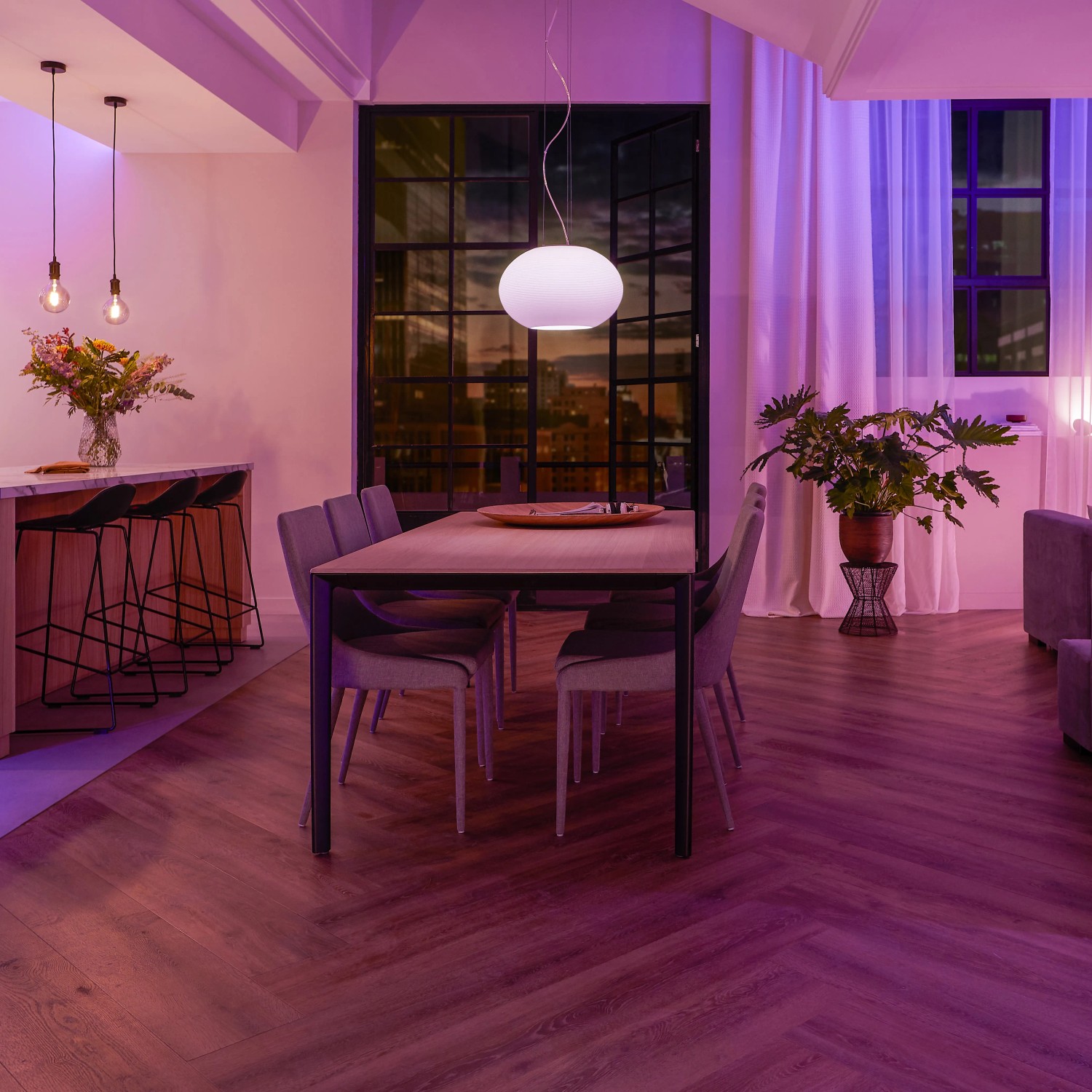 Wohnraum mit Philips Hue Leuchten und Wandschalter Modul für Smart Home Lichtsteuerung.