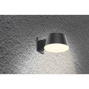 Moderne MegaLight Solar-LED-Wandleuchte in Schwarz mit Sensor, montiert an grauer Wand, spendet warmweißes Licht für den Außenbereich.