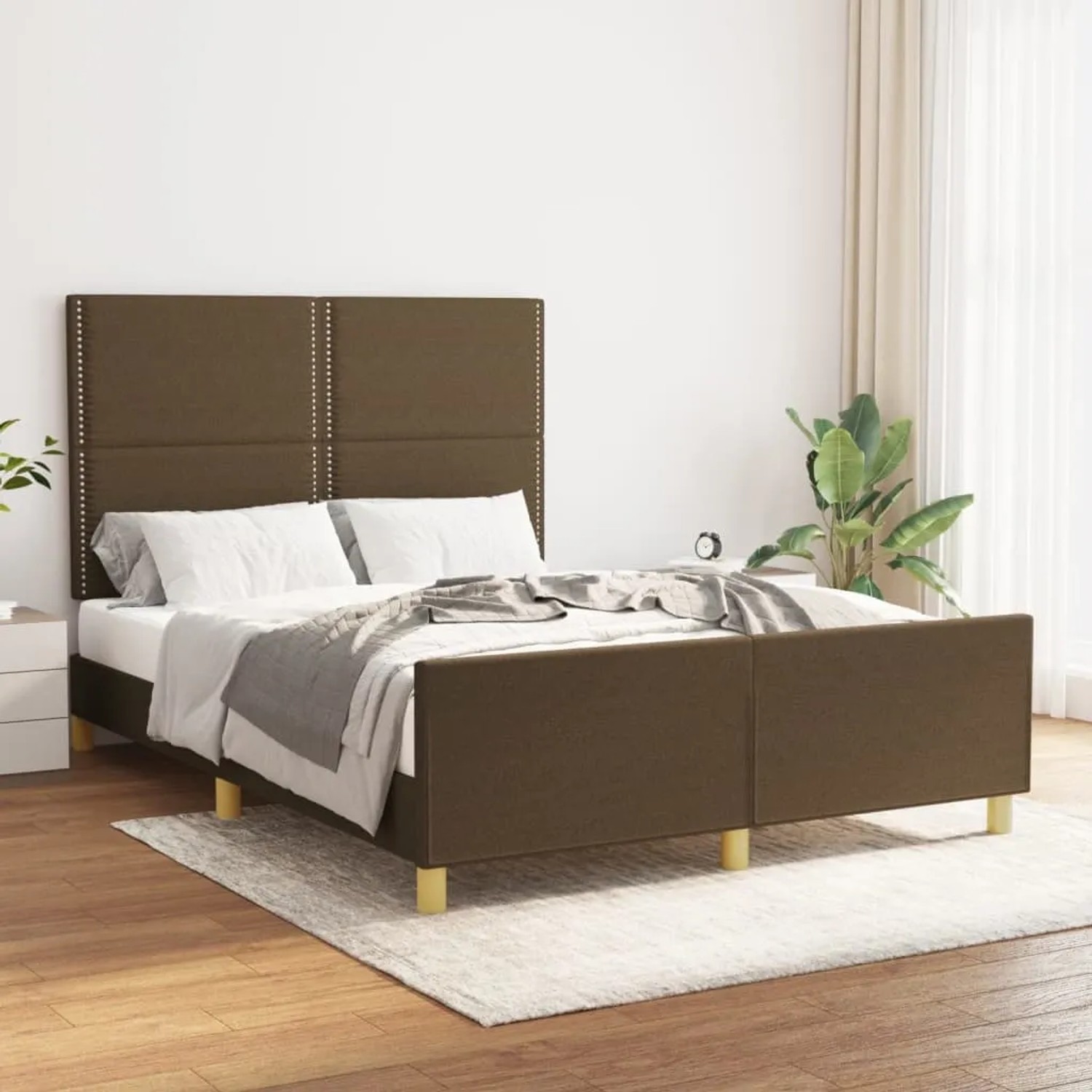 Dunkelbraunes Stoff-Bettgestell (140x200 cm) mit Kopfteil im Schlafzimmer.