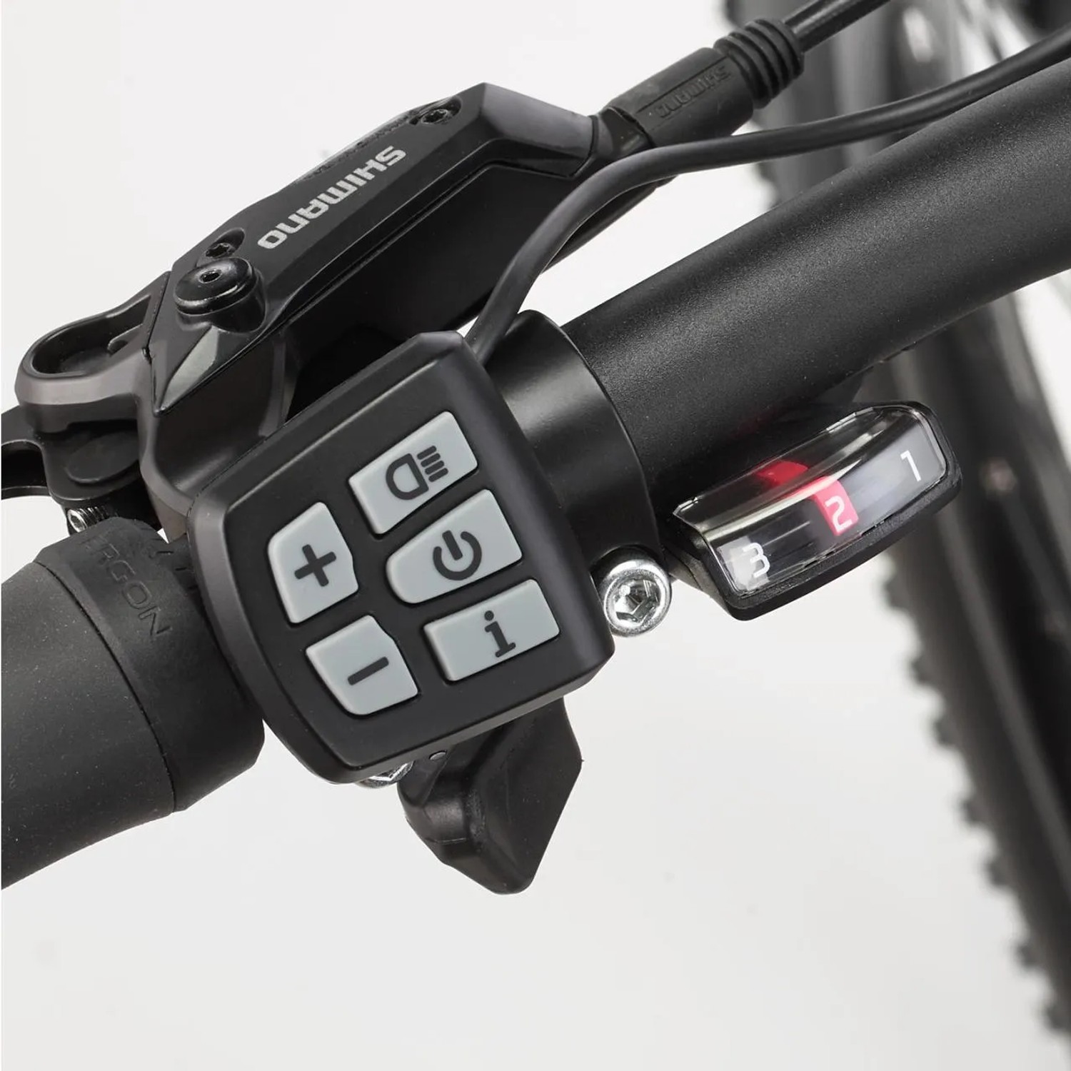 Nahaufnahme des Lenkers vom Fischer E-Bike Mountainbike mit Shimano Bedienelementen und Schaltung.
