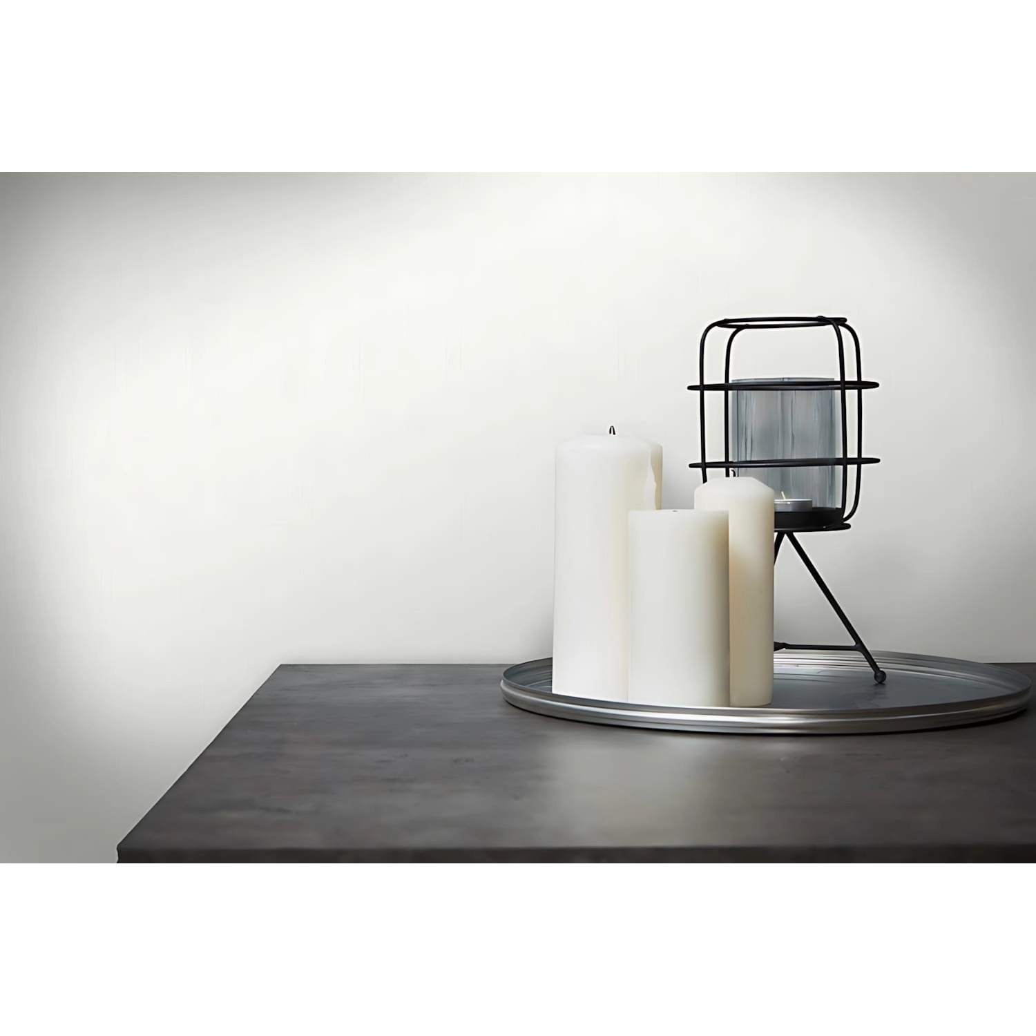 Detailaufnahme der weißen PROFHOME Vliestapete mit Textiloptik und Kerzen auf einem Tisch.