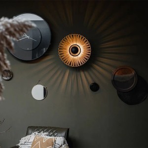 Ländliche QAZQA Leia Wandleuchte Schwarz 40 cm mit dekorativem Lichteffekt an dunkler Wand.