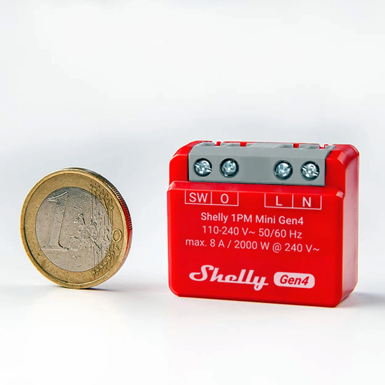 Rotes Shelly 1PM Mini Gen4 Smart-Relais Unterputz neben einer 1-Euro-Münze.