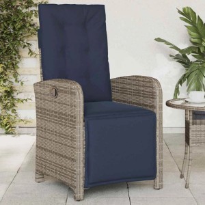 Grauer Poly Rattan Gartensessel mit verstellbarem Fußteil und dicken marineblauen Kissen für entspannte Stunden.