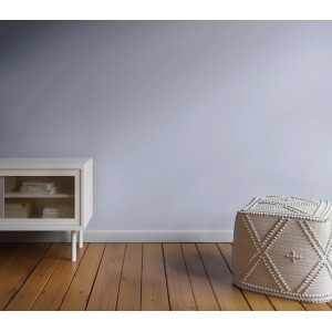 Wand in Himmelblau (Mats) mit CREATE! by OBI Lieblingsfarben Farbe, kombiniert mit weißen Möbeln und Holzboden.