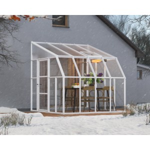 Weißes Palram Canopia Gewächshaus Sun Room (260x257cm) am Haus im Winter.