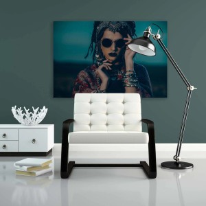 Bricoflor Leinwandbild mit Frau im Boho-Stil, petrolfarbenes Wandbild für Wohnzimmer, 90x60 cm.