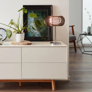 Brilliant Tischleuchte Relax in Bronze und Chrom auf Kommode, modernes Design.