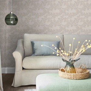 Laura Ashley Vliestapete Burnham Dove Grey mit Blattmuster im Wohnraum.