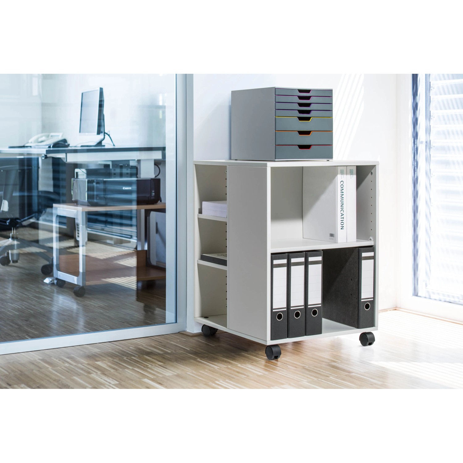 Weißer, offener Durable Multifunktionswagen/Bürocontainer mit 6 Böden und Rollen. Ideal für Büroorganisation.