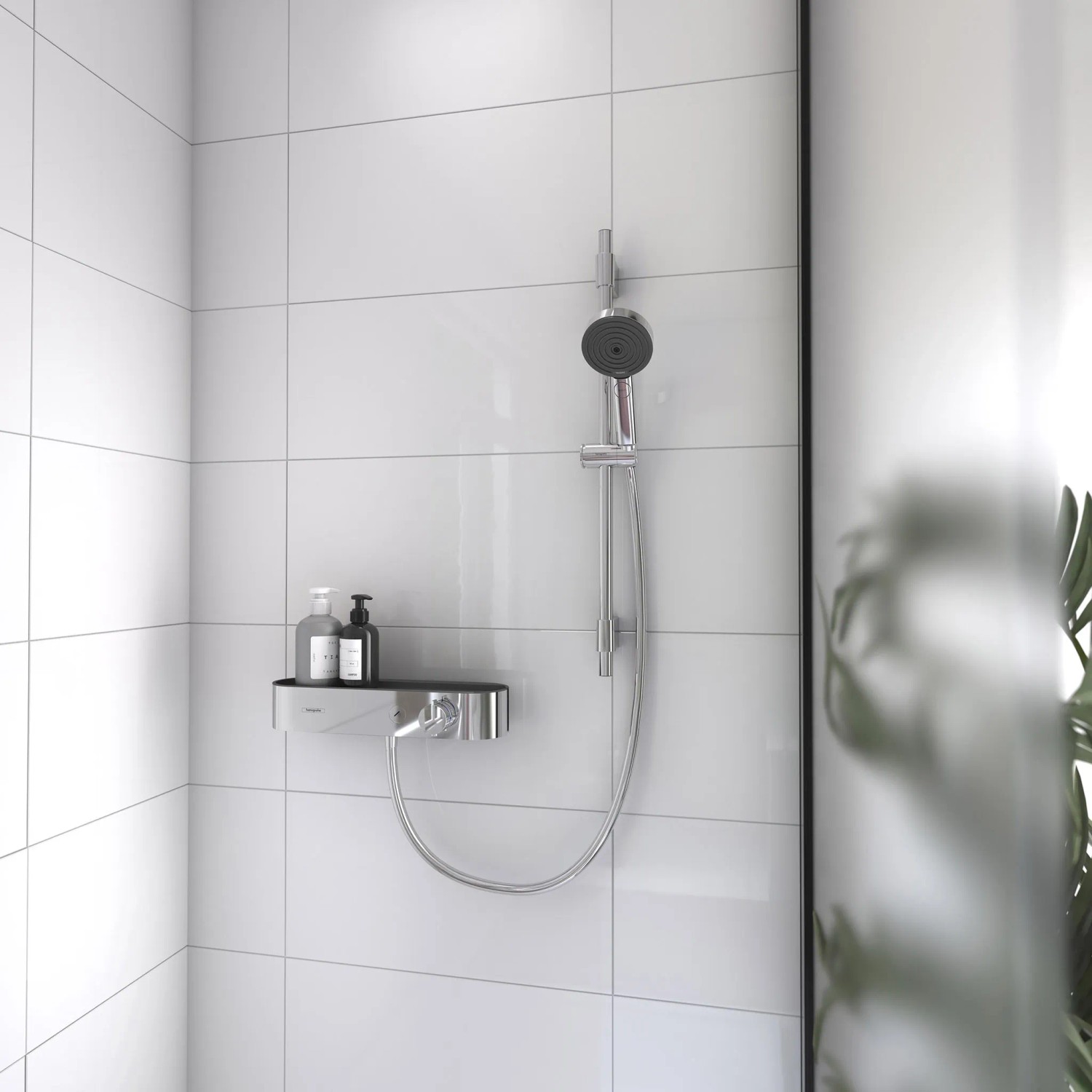 Hansgrohe Pulsify Select S 105 Brausegarnitur in Chrom mit Duschstange und Ablage.