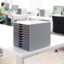 Durable Schubladenbox A4 Varicolor mit 10 Fächern in Mehrfarbig auf einem Schreibtisch im Büro.
