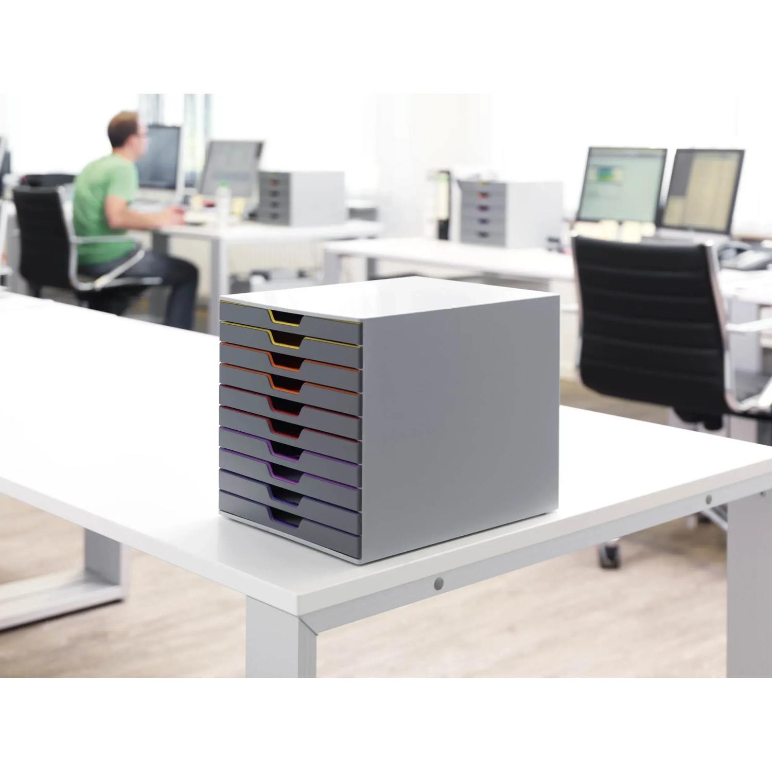 Durable Schubladenbox A4 Varicolor mit 10 Fächern in Mehrfarbig auf einem Schreibtisch im Büro.