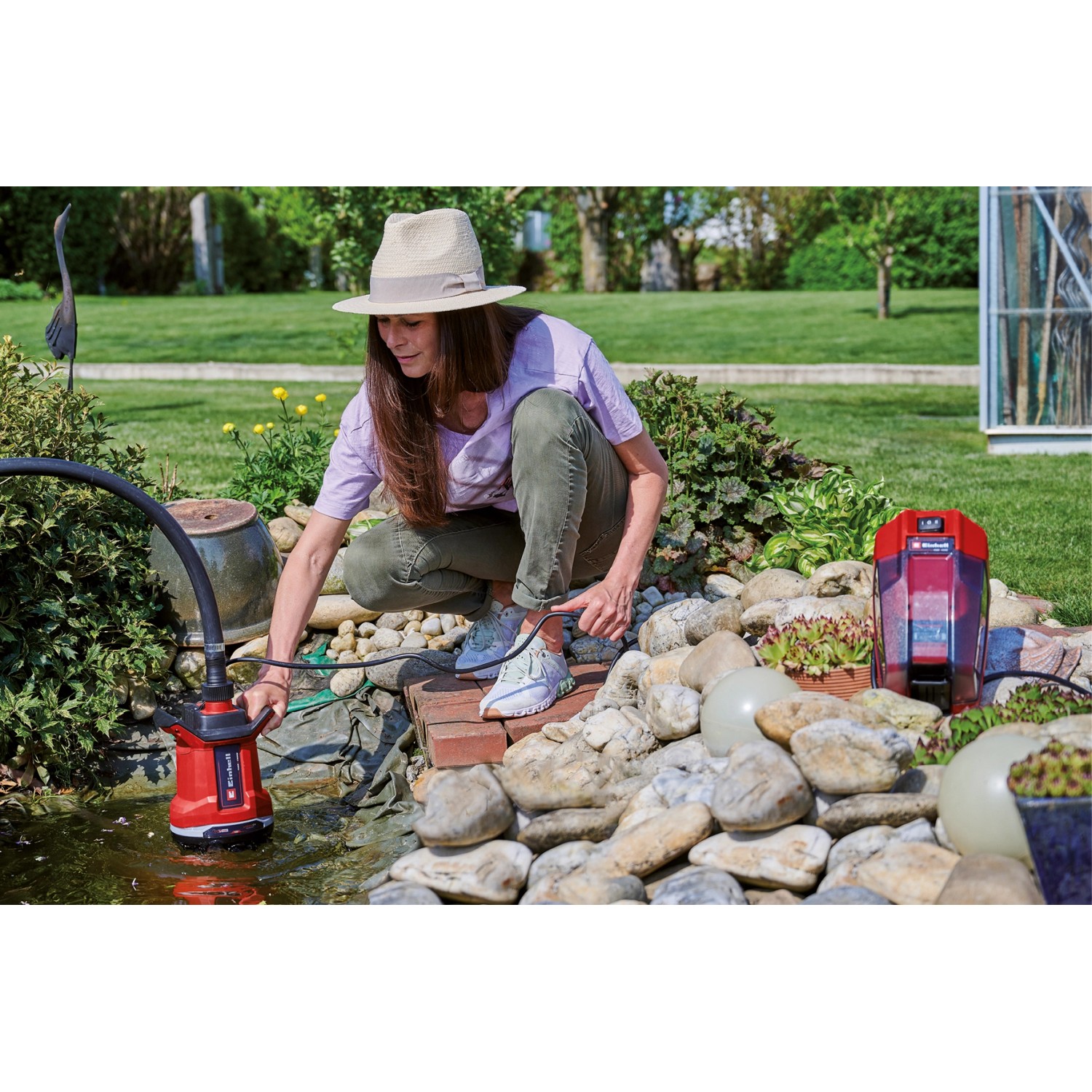 Einhell Akku-Schmutzwasserpumpe GE-DP 18/25 Li-Solo im Einsatz am Gartenteich.