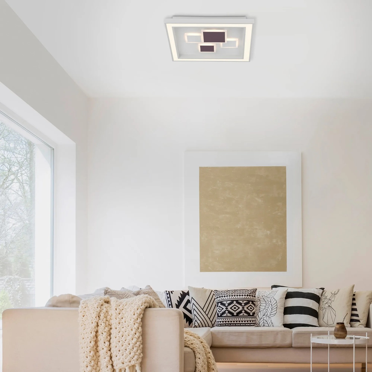 Moderne, weiße LED-Deckenleuchte Eliza (48x48 cm) von Paul Neuhaus im Wohnraum.