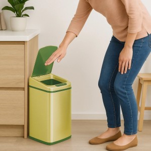 Roségoldener Relaxdays Sensor Mülleimer (12L) wird per Hand geöffnet.