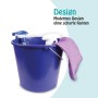 Dunkelblauer ProHome Eimer (10L) mit Metallbügel, Putzmittel und Tuch.