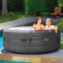 Intex SimpleSpa aufblasbarer Whirlpool (Ø 196 cm) mit zwei Personen im Garten.