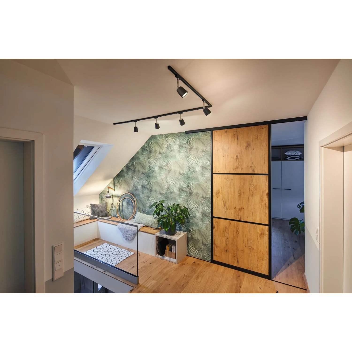 Schienensystem: Schwarzer Paulmann URail L-Verbinder aus Metall/Kunststoff in modernem Wohnraum.