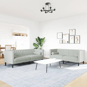 Hellgraues 2-tlg. Chesterfield Sofa-Set mit Nackenrollen im Wohnzimmer.