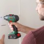 Bosch AdvancedImpact 18 Akku-Schlagbohrschrauber im Einsatz beim Schrauben in Holz.
