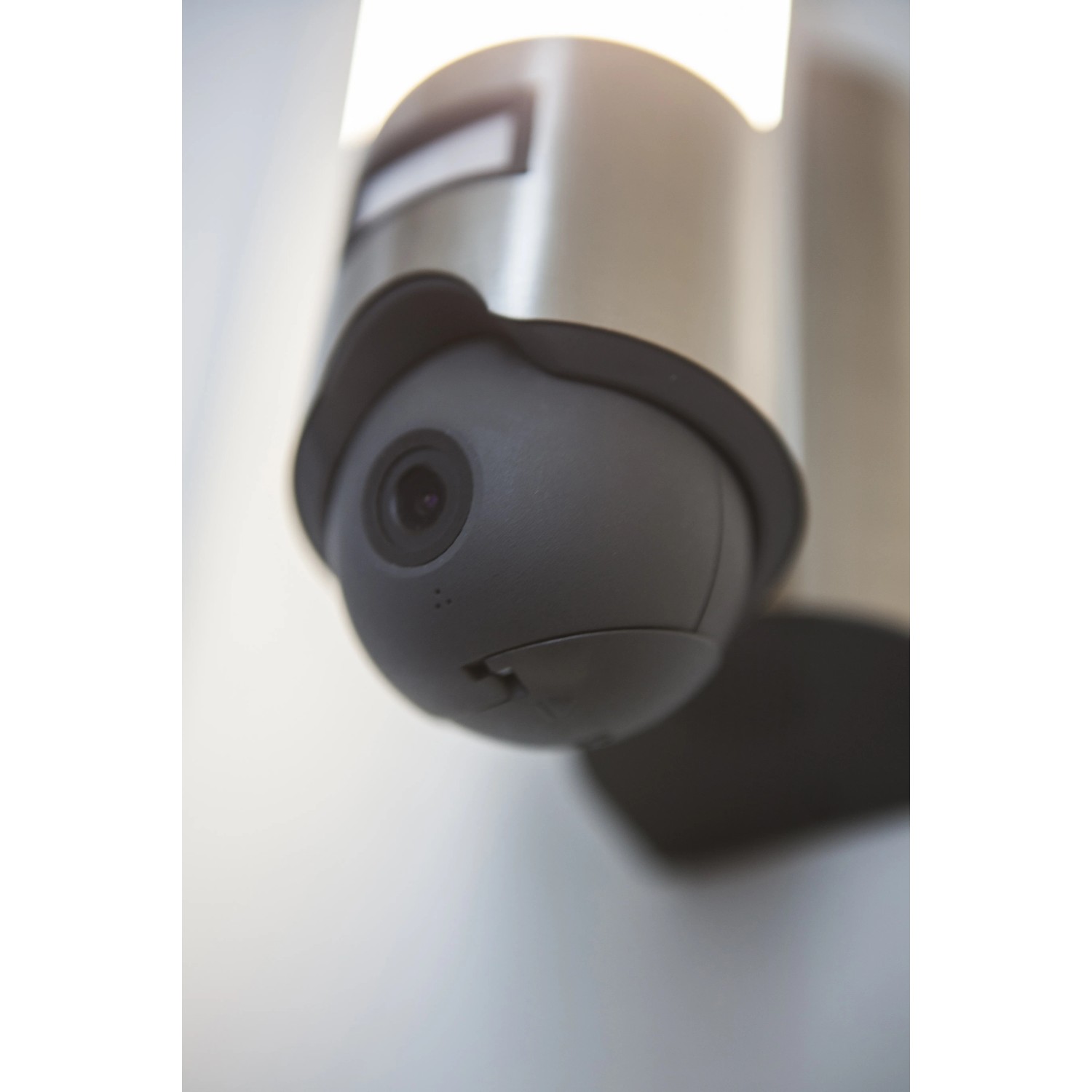LUTEC LED-Kameraleuchte Elara Secury-Light mit integrierter Kamera und Bewegungsmelder.