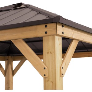 Detailansicht des braunen Sunjoy Gazebo Pirin aus Zedernholz, 336x336 cm, mit Holzrahmen und Dach.