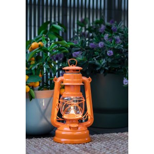 Feuerhand Sturmlaterne Baby Special in Pastellorange, eine stromlose Lichtquelle für Garten und Terrasse.