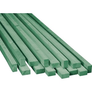Stapel imprägnierter, sägerauer Kanthölzer aus Fichte/Tanne, 38x58x2000 mm.