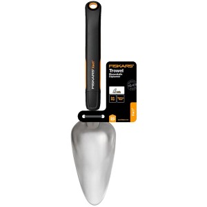 Fiskars Xact Blumenkelle mit Edelstahlkopf und Softgrip-Griff für Gartenarbeiten.