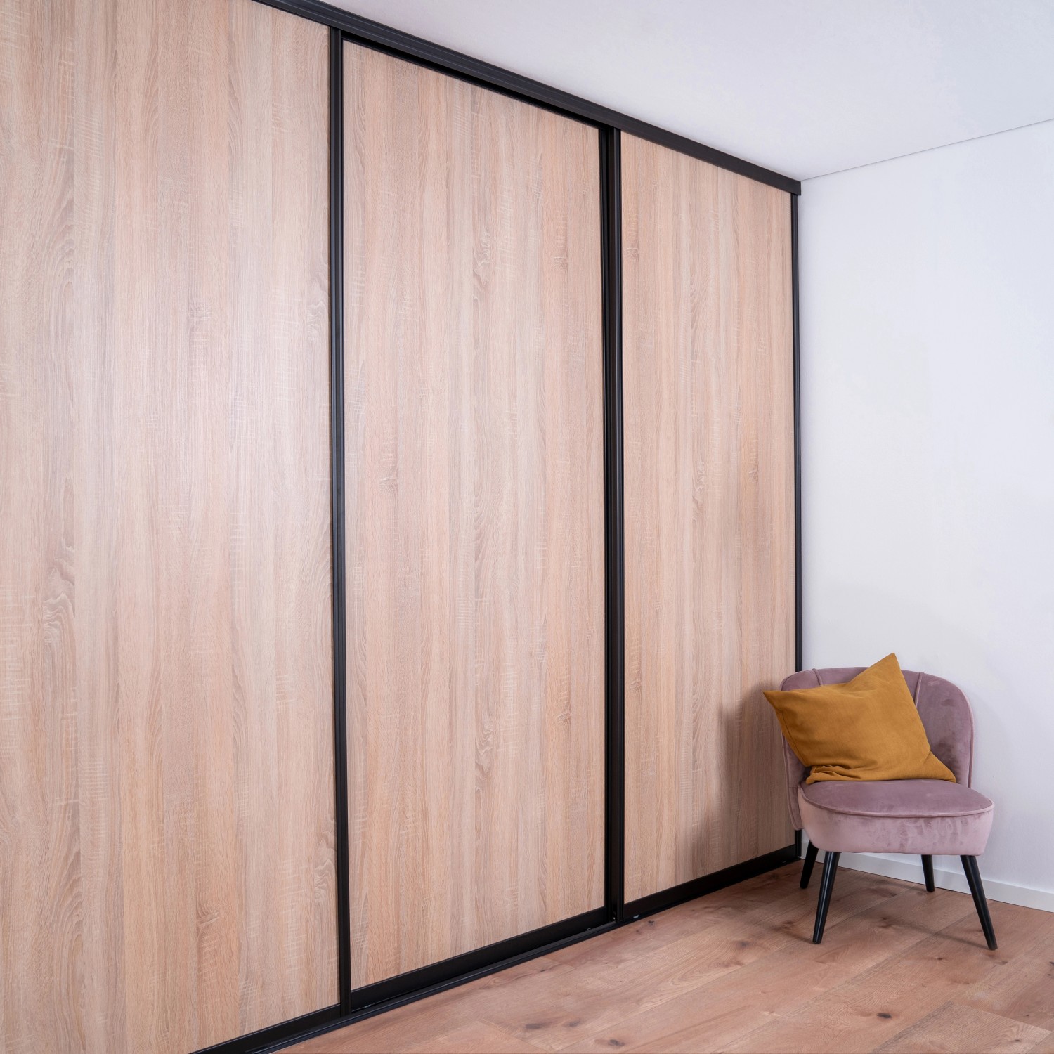 Schiebetür-Baupaket mit Eiche Dekor und schwarzem Profil, passend für begehbare Schränke.