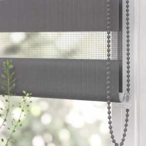 Graues Doppelrollo mit transparenten und blickdichten Streifen am Fenster, Seitenzug, Klemmfix-Sichtschutz.