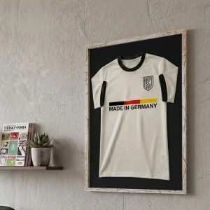 Silberner Echtholz-Trikotrahmen 50x70 cm mit Kindertrikot "Made in Germany" als Wanddeko.