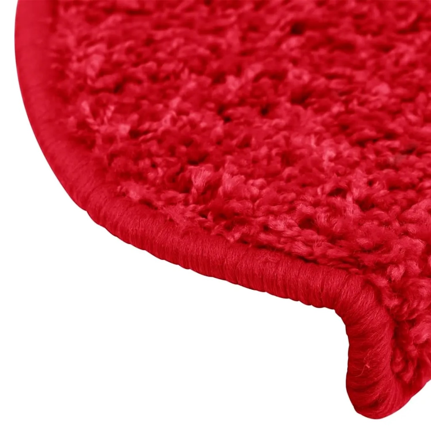 Rote, halbrund getuftete Stufenmatte aus PP-Material. Detail der weichen Oberfläche.