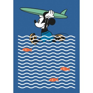 Komar Fototapete: Mickey Mouse beim Surfen auf blauem Hintergrund mit Wellen und Fischen.
