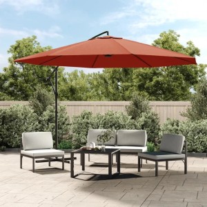 Großer terrakottafarbener Ampelschirm (350 cm) mit Aluminium-Mast spendet Schatten auf einer Terrasse mit Gartenmöbeln.
