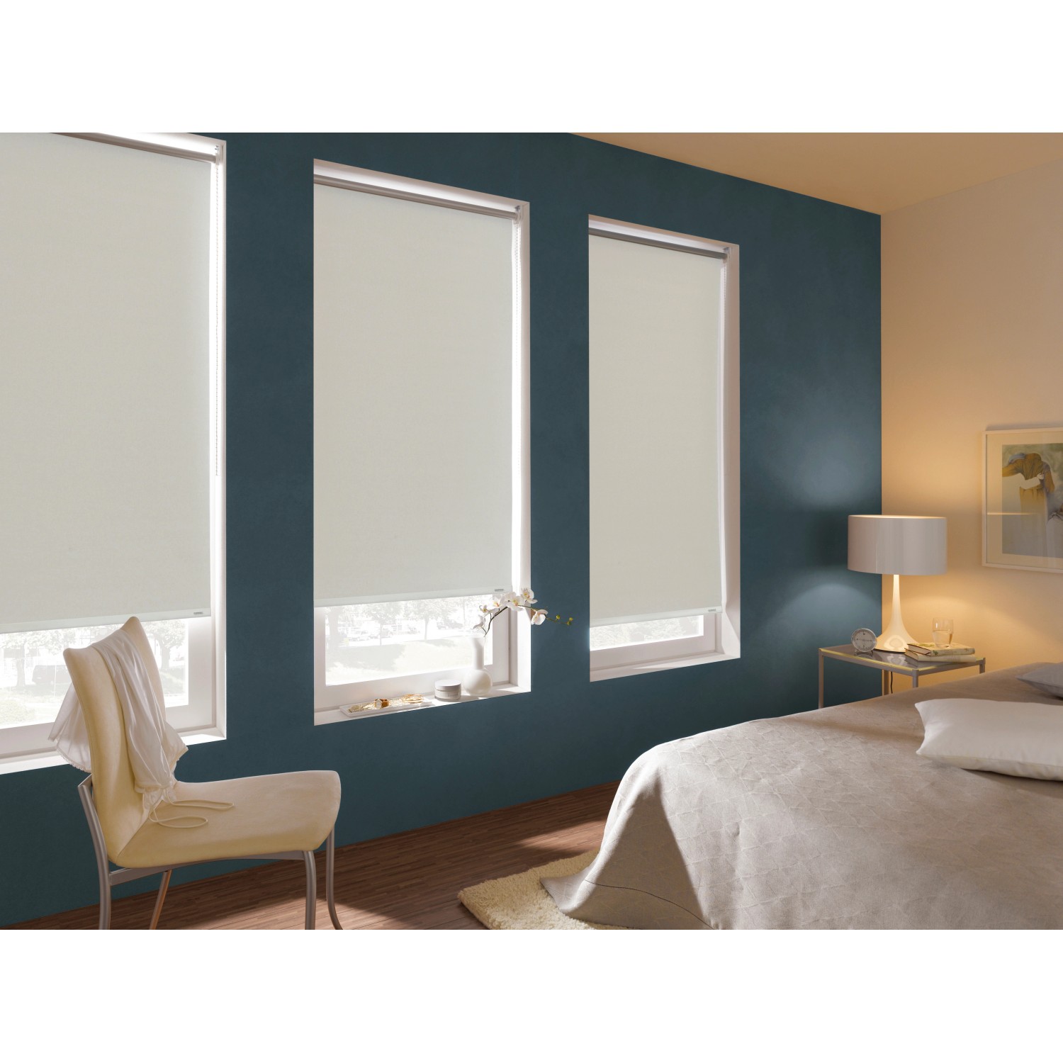 Gardinia Seitenzug-Rollo Thermo, 92x180 cm, weiß, in einem Schlafzimmer mit drei Fenstern.