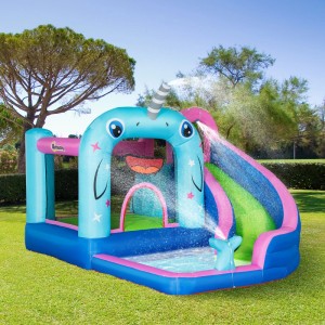 Bunte Outsunny Hüpfburg Wasserpark für Kinder mit Rutsche, Sprinkler und Narwal-Bogen im Garten.