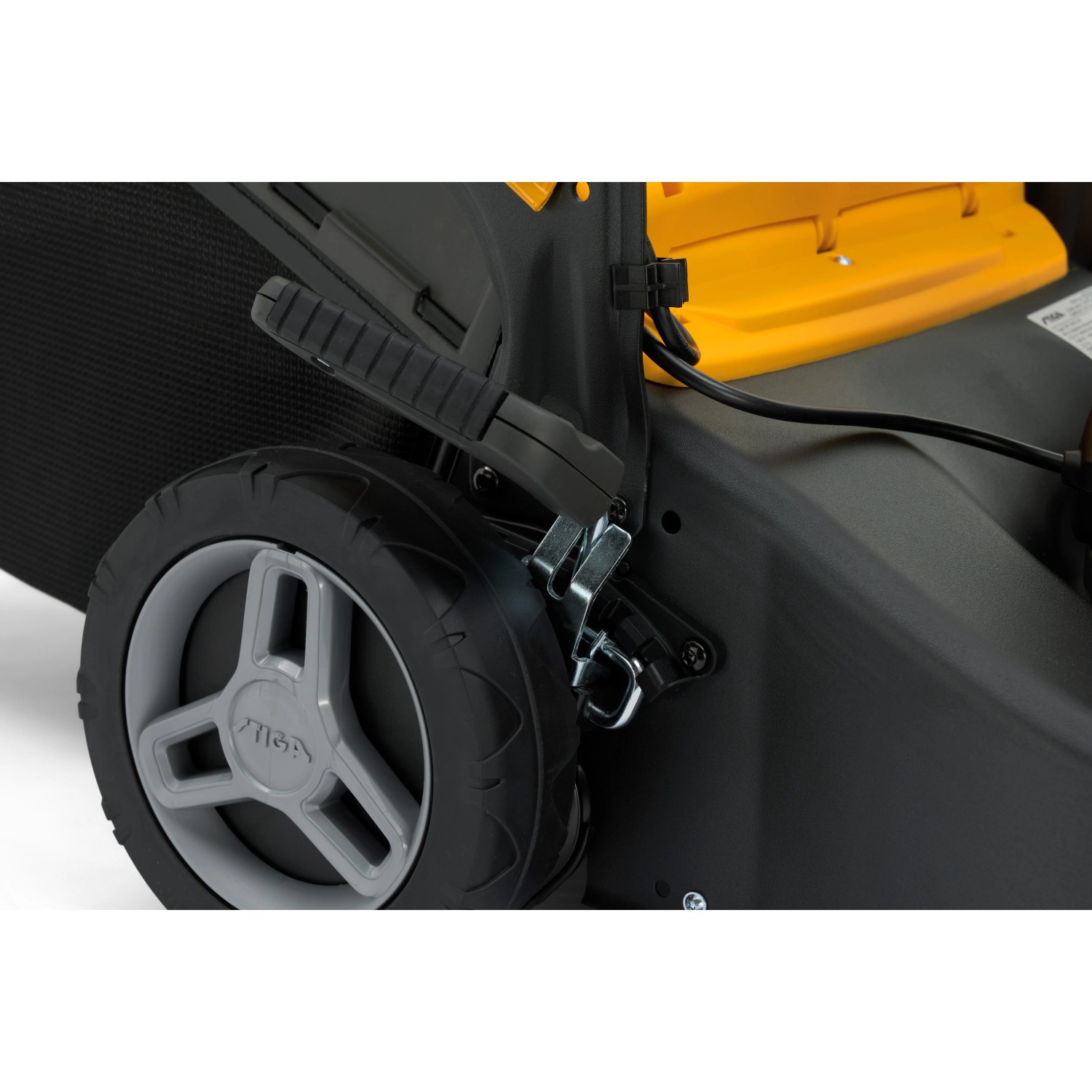 Detailaufnahme: Rad und Höhenverstellung des Stiga Akku-Rasenmähers Collector 543 AE.