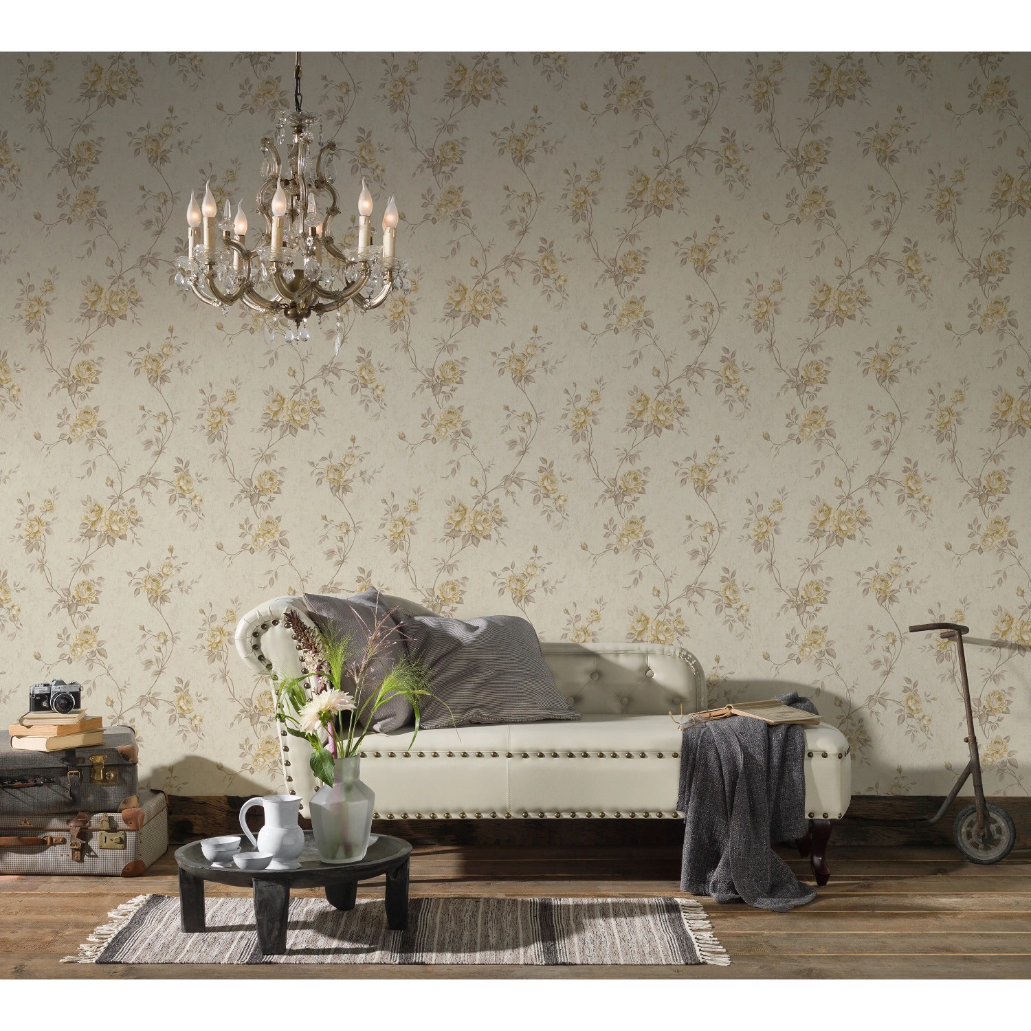 A.S. Création Vliestapete Romantico mit Blumenmuster in Creme und Gold.