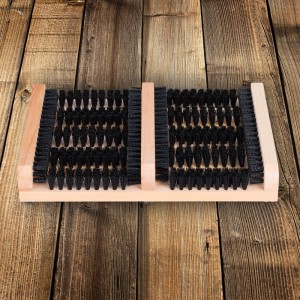 Relaxdays Schuhabstreifer aus Naturholz mit schwarzen Kunststoffbürsten. Rutschfester Fußabtreter für saubere Schuhe.