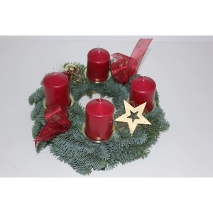 Adventskranz mit 4 roten Kerzen (Ø 30 cm), Tannengrün, Schleifenband und goldener Stern.