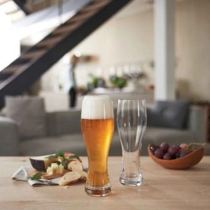 Leonardo Taverna Weizenbiergläser, 0,5l, 6er Set. Hohe, schlanke Biergläser auf Tisch mit Speisen.