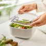 Weiße Rotho Frischhaltedose Ela 1,8 l mit Salat und transparentem Deckel. Vorratsdose für Kühlschrank.