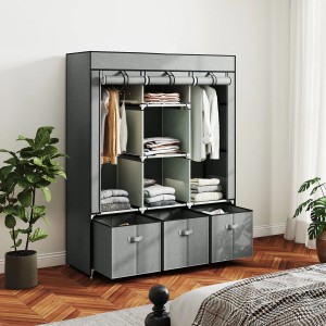 Hellgrauer Stoffschrank mit Stahlrahmen, Fächern, Schubladen und Kleiderstangen. Ideal zur Aufbewahrung.